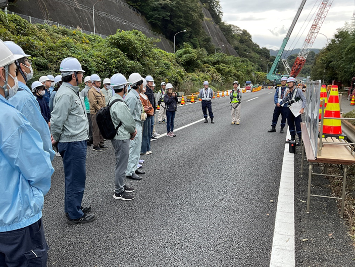 東名高速道路（特定更新等）所領橋他２橋床版取替工事