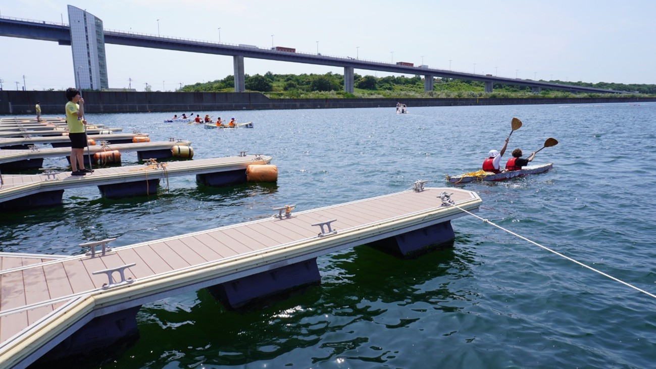 土木系学生によるコンクリートカヌー大会の様子